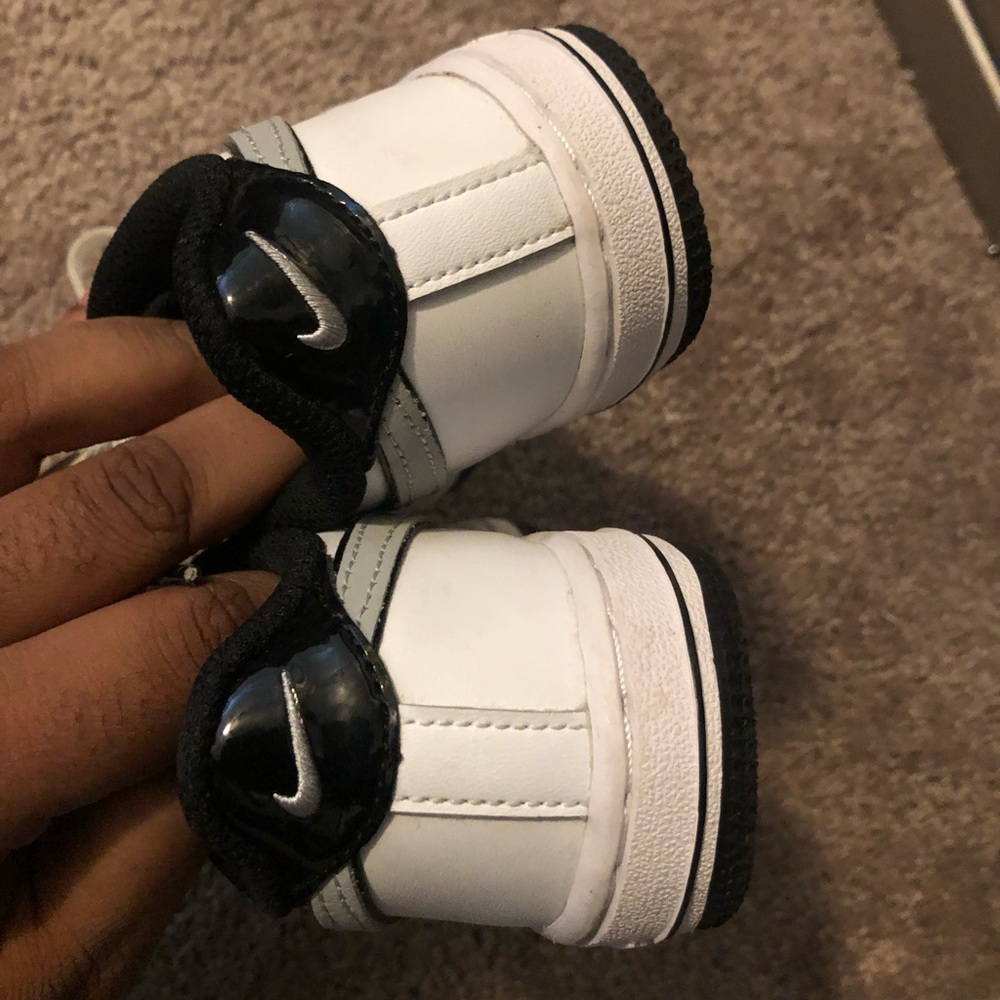 Nike SOLD - Picture 3 of 4